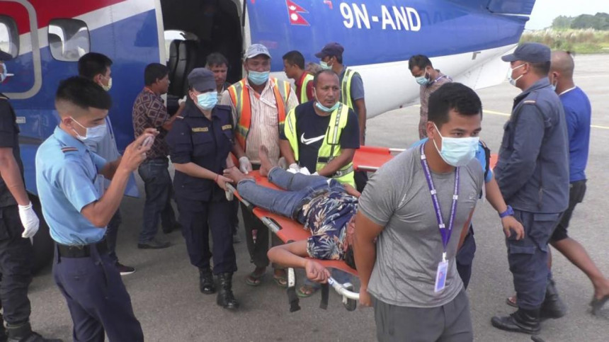 Một trong số nhiều hành khách bị thương trong vụ tai nạn xe buýt ở quận Mugu, miền tây Nepal, được gấp rút điều trị sau khi được đưa lên máy bay đến Nepalgunj, Nepal,.
