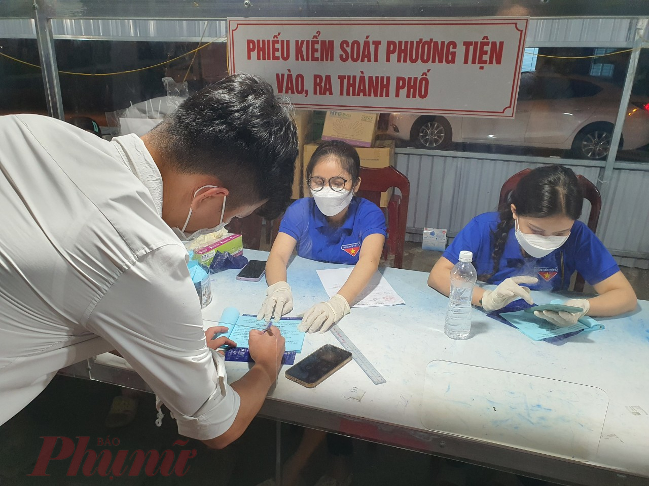 Kiểm soát phương tiện ra vào thành phố tại chốt kiểm soát phía nam thành phố Đà Nẵng