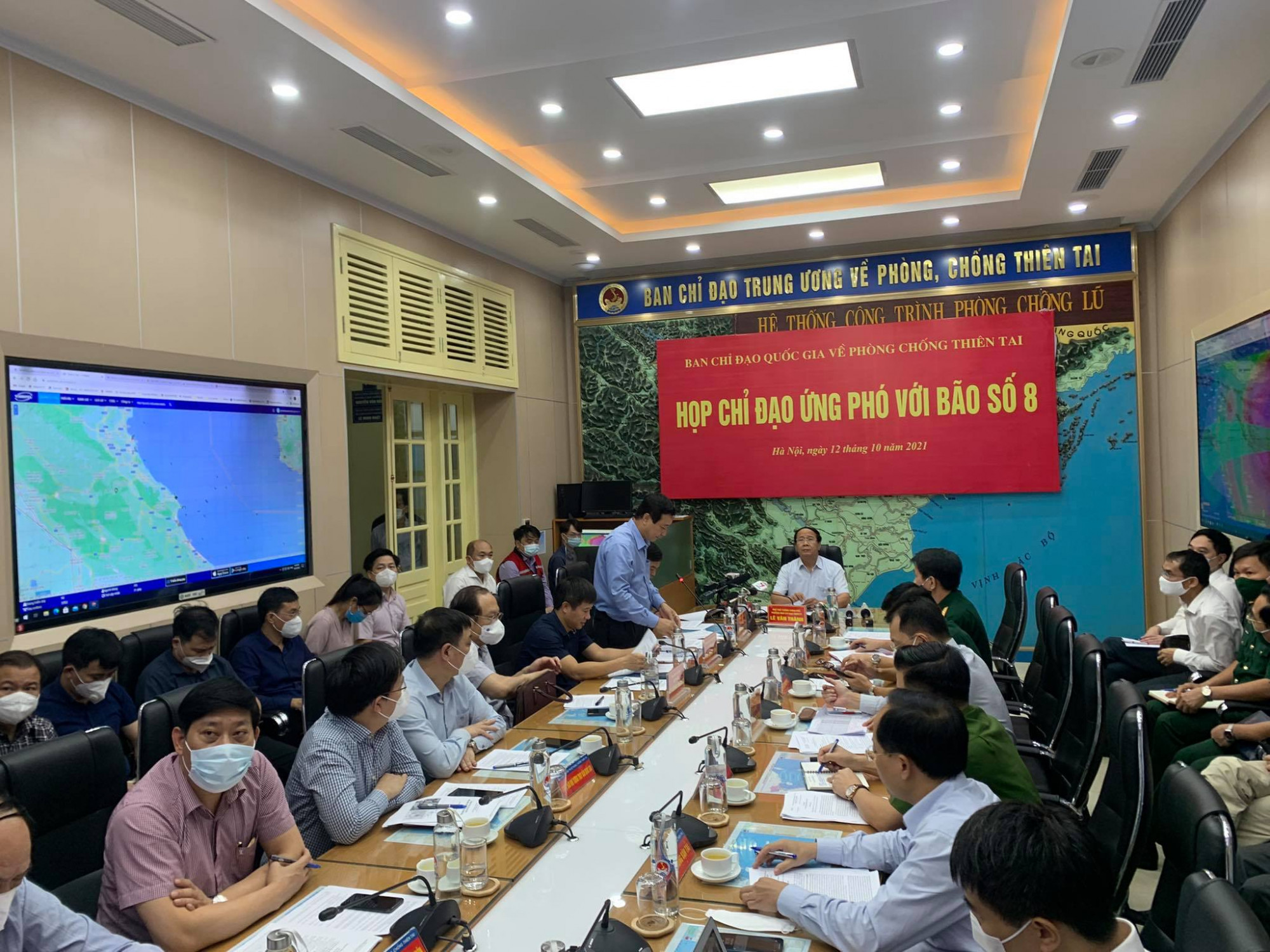 Phó Thủ tướng Lê Văn Thành chủ trì họp ứng phó bão số 8. Ảnh: VGP