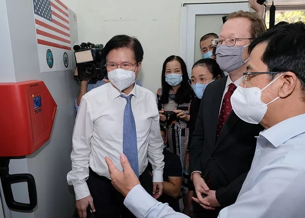 Thứ trưởng Bộ Y tế Trương Quốc Cường thay mặt lãnh đạo Bộ Y tế tiếp nhận tượng trưng 77 tủ lạnh âm sâu do Hoa Kỳ viện trợ 