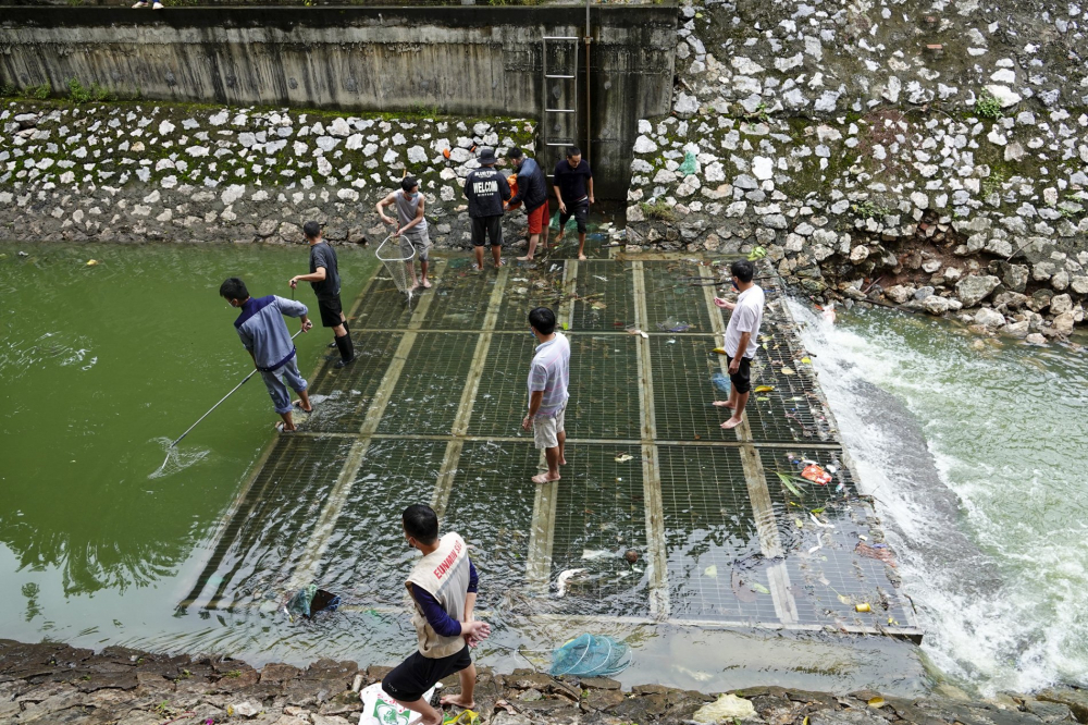 Vó, chài, xiên, cần câu... được người dân ở Hà Nội tận dụng để bắt cá trên sông Tô Lịch).