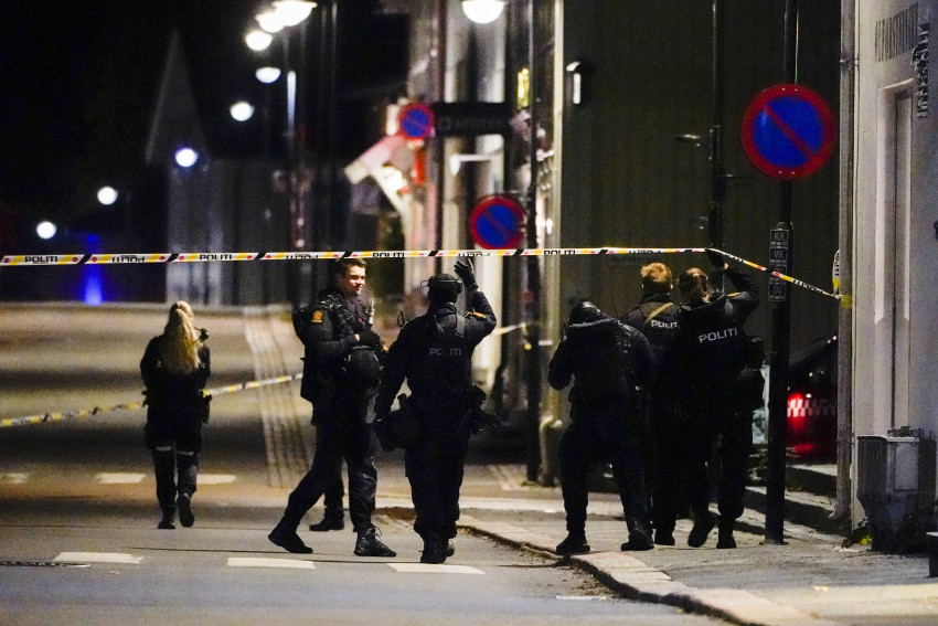 Cảnh sát phong tỏa hiện trường sau vụ tấn công bằng cung tên ở Kongsberg, Na Uy, 