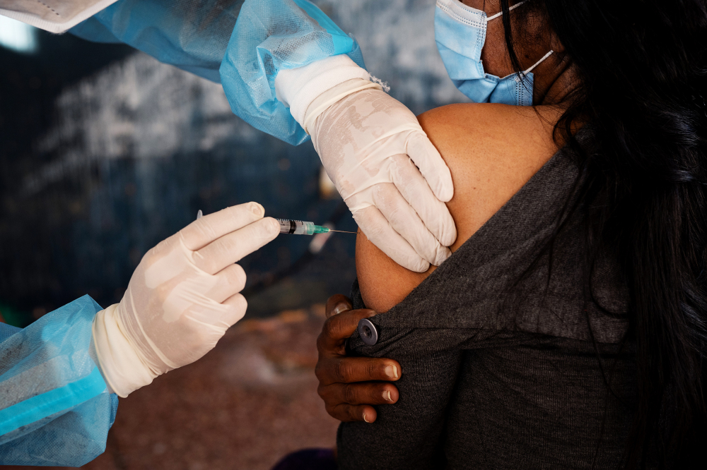 Từ lâu, các bác sĩ đã khuyến cáo những người đang cố gắng có thai nên tiêm một số loại vắc xin nếu họ chưa tiêm, chẳng hạn như vắc xin cúm và thủy đậu - Ảnh: Bloomberg/Getty Images