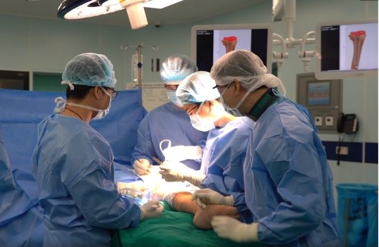 Các bác sĩ Trung tâm CTCH&YHTT của Vinmec trong ca mổ dài 4 giờ thay xương cho bệnh nhân Ngô Thị Tuất - Ảnh: Vinmec
