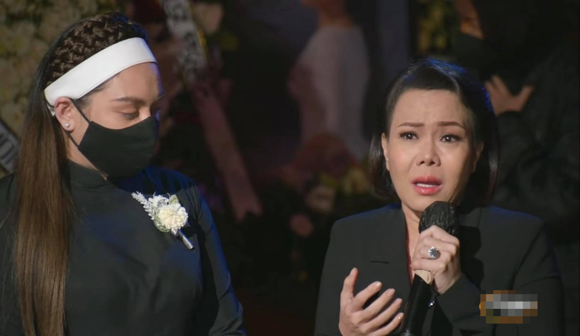 NS Việt Hương và con gái CS Phi Nhung - Wendy Phạm trong tang lễ