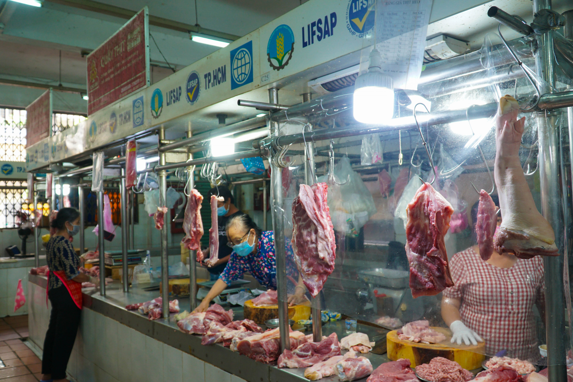Các hàng bán thịt đều có kính chắn, tránh tiếp xúc gần giữa người bán và mua