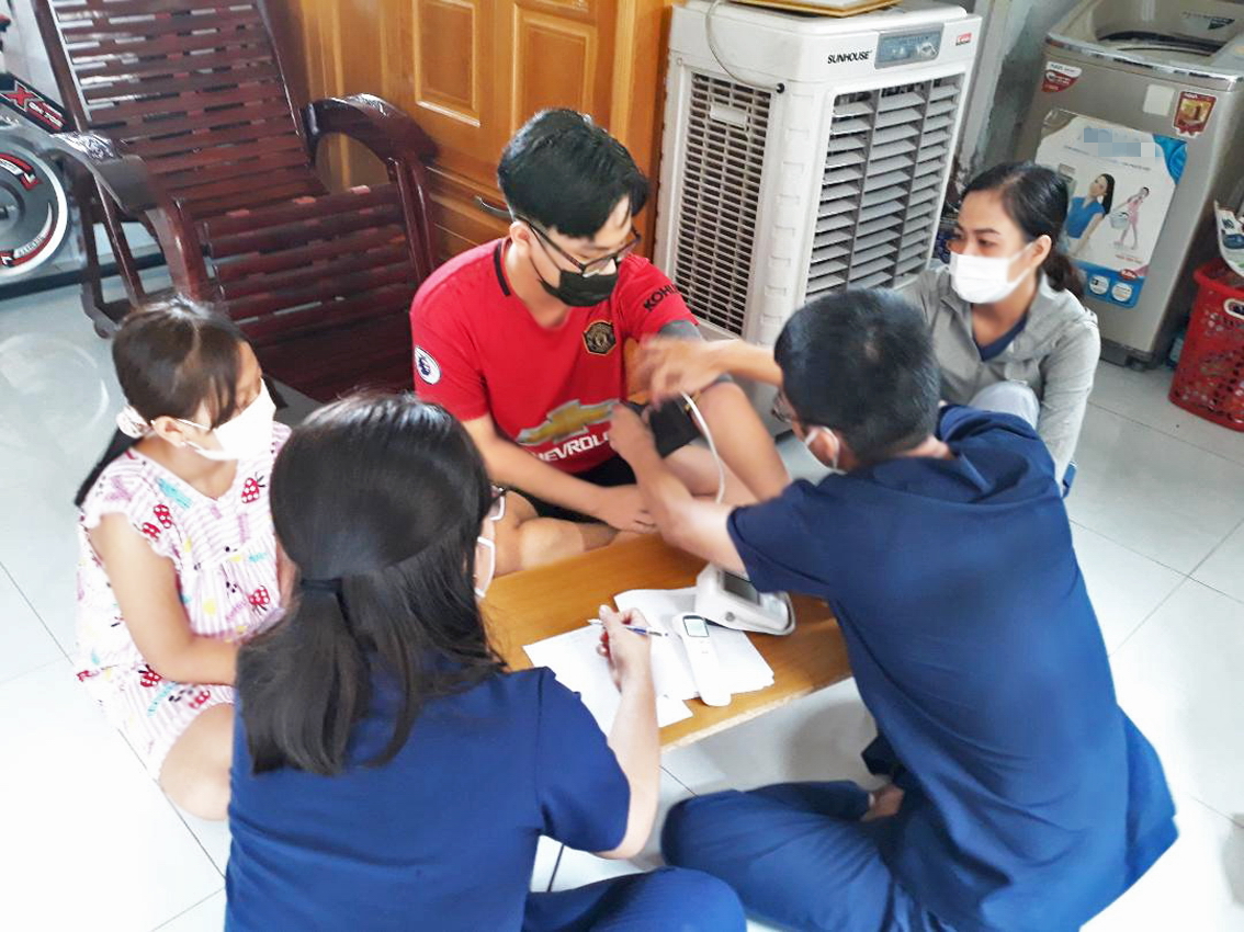 Hội Thầy thuốc trẻ TP.HCM thăm khám sức khỏe cho trẻ mồ côi tại khu phố 5, thị trấn Tân Túc, H.Bình Chánh