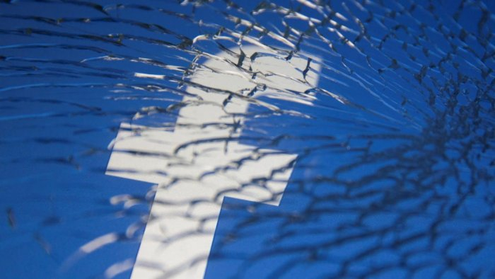 Facebook “đang rạn nứt” đã ban hành các biện pháp bảo vệ chống quấy rối mới khi bản thân nền tảng này phải đối mặt với một cuộc khủng hoảng do những tác động từ sản phẩm của họ - Ảnh: Reuters