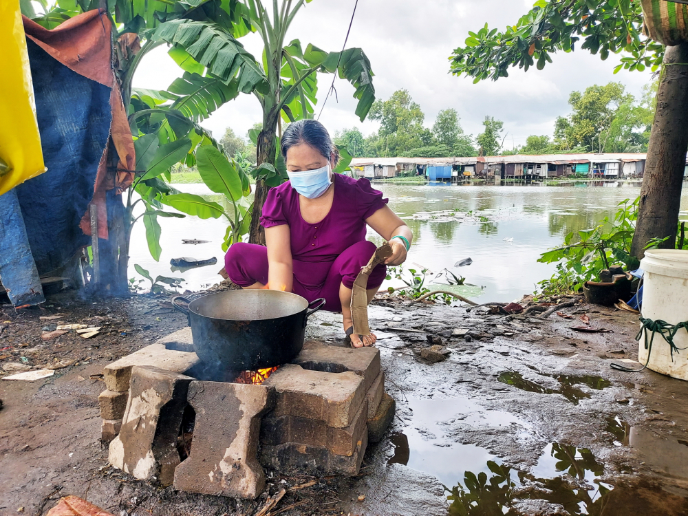 Bà Hà và các công nhân ở xóm trọ 120 phòng đối diện Công ty Pouyuen Việt Nam đã chuyển sang nấu bếp củi để tiết kiệm tiền trong mùa dịch