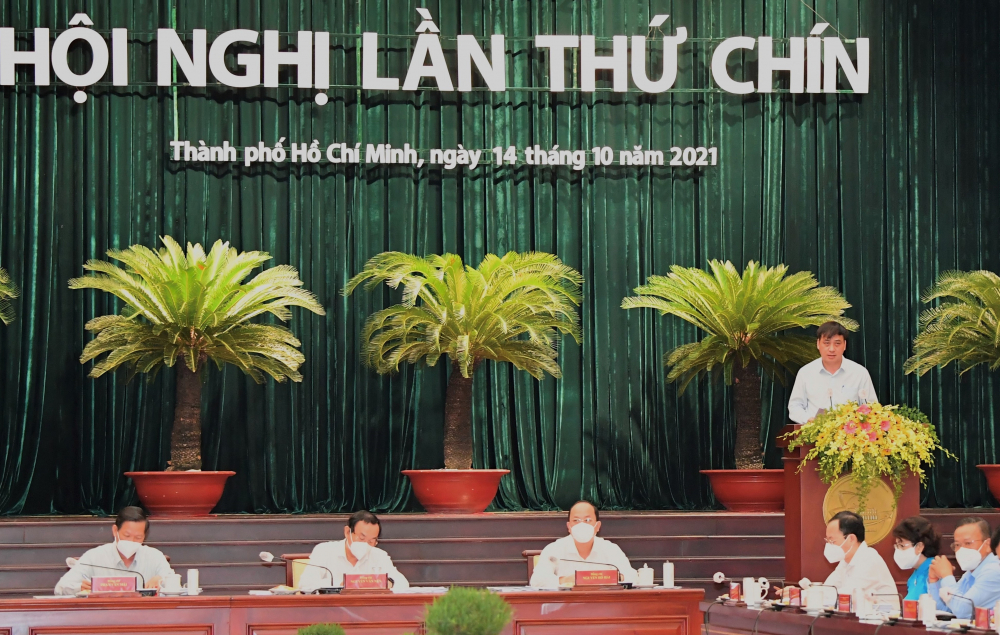 Phó Chủ tịch UBND TPHCM Lê Hòa Bình trình bày dự thảo báo cáo tình hình kinh tế - xã hội, ngân sách thu chi 9 tháng đầu năm và phương hướng, nhiệm vụ 