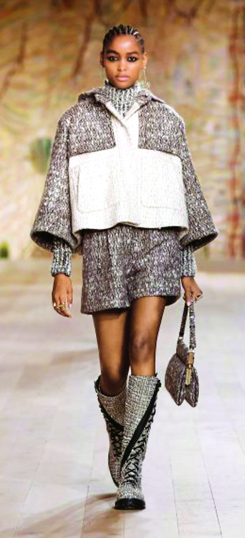 Mẫu boots chất liệu tweed của thương hiệu Dior mang đến cho phái đẹp vẻ ngoài thanh lịch, sành điệu và cá tính