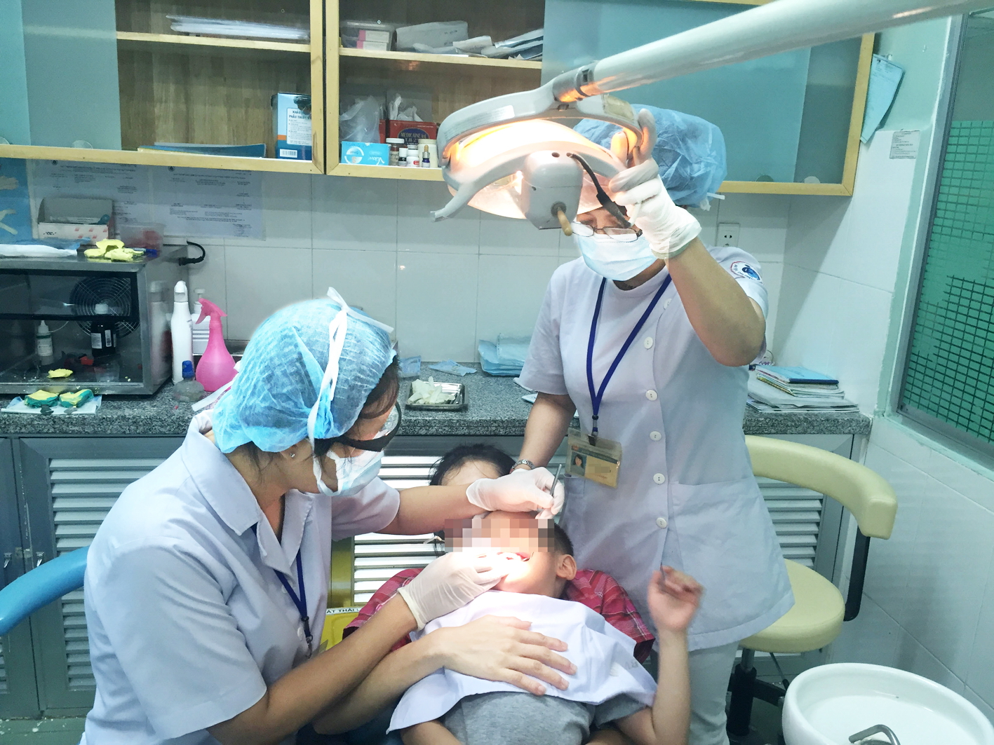 Một bệnh nhi đang được tái khám răng tại Bệnh viện Nhi Đồng 1