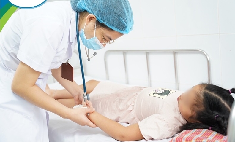 Bác sĩ đang kiểm tra sức khoẻ cho bệnh nhi sốt xuất huyết tại Bệnh viện Nhi Trung Ương.