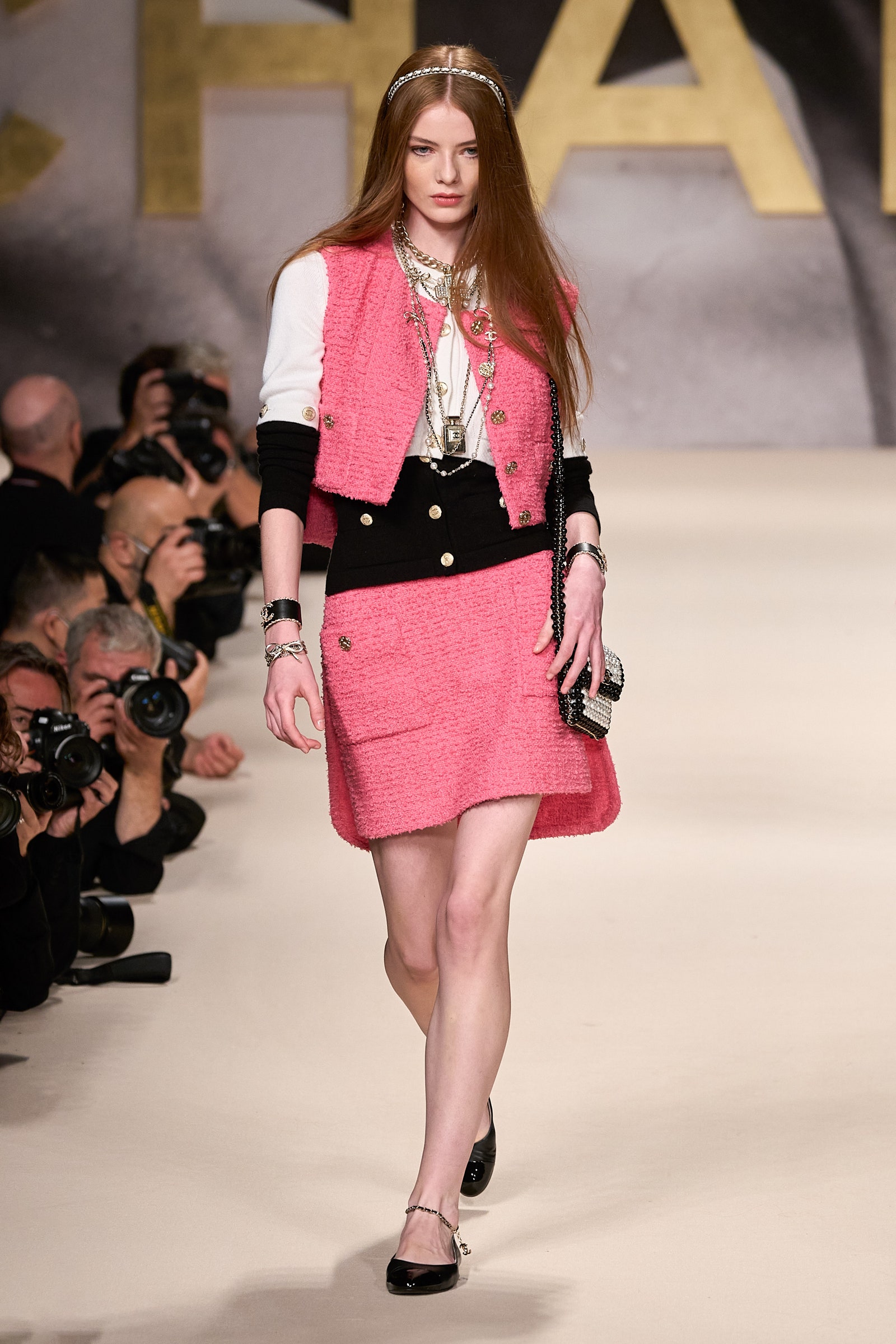 Chanel Le Vernis Turban  Trong khi những bộ trang phục phù hợp đầy màu sắc được nhìn thấy trải dài từ sàn diễn đến khán giả trong tháng thời trang này, thì những bộ vest của Chanel chính là nguồn cảm hứng của OG. Tại sao không tiến thêm một bước nữa?