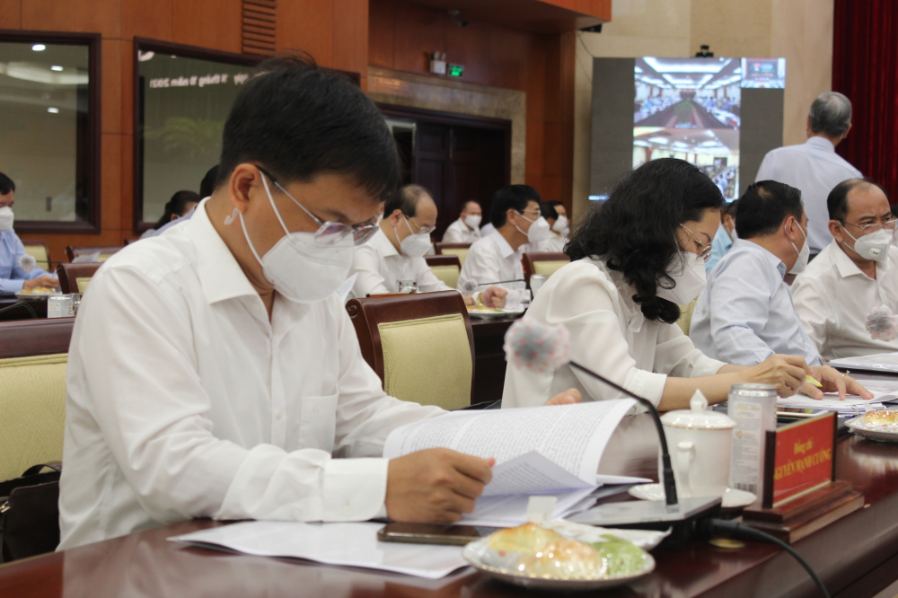 Các đại biểu nghiên cứu tài liệu tại hội nghị