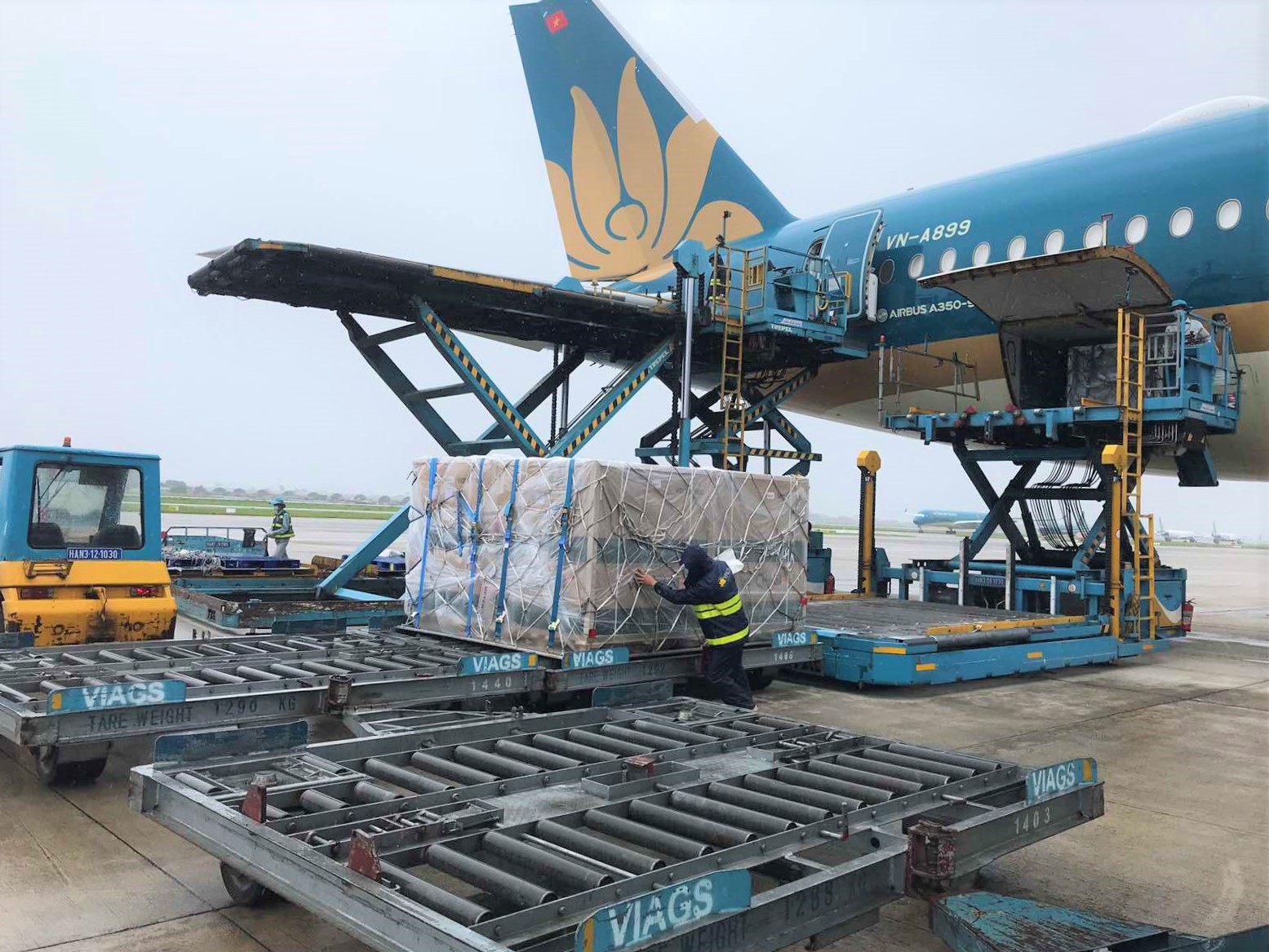 Chuyến bay VN5538 của VNA chở vaccine cùng vật tư y tế từ Hungary, Croatia và Slovakia đã hạ cánh an toàn tại Nội Bài.