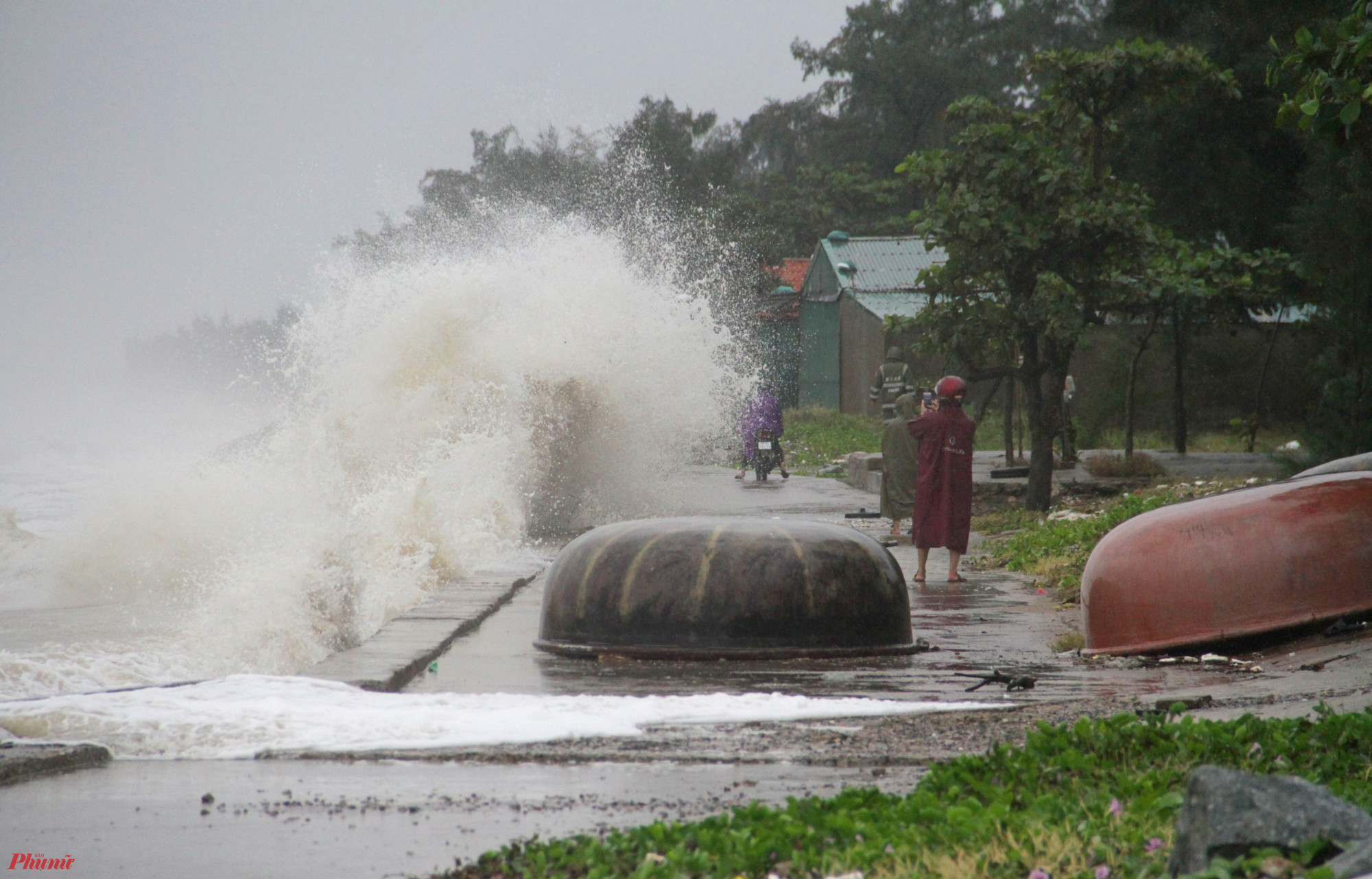 Sóng lớn dồn dập đánh vào bờ biển Cửa Lò