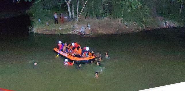 Lực lượng cứu hộ tiêp tục tìm kiếm tích cực tìm kiếm các nạn nhân bị đuối nước, ngày 15/10.