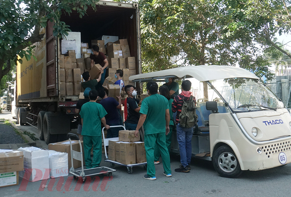Sau buổi lễ tổng kết, nhân viên y tế cùng nhau thu dọn đồ đạc, trang thiết bị để về Hà Nội. Dự kiến, trưa nay lực lượng y tế sẽ ra sân bay về nhà, các trang thiết bị được vận chuyển bằng đường tàu hỏa