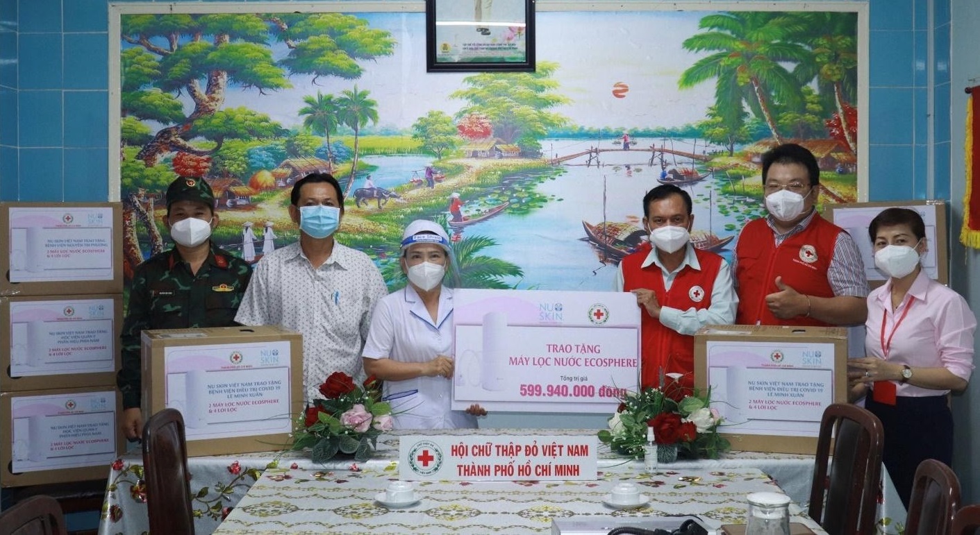 Trao tặng thiết bị lọc nước Ecosphere cho các bệnh viện tại TPHCM - Ảnh: Nu Skin