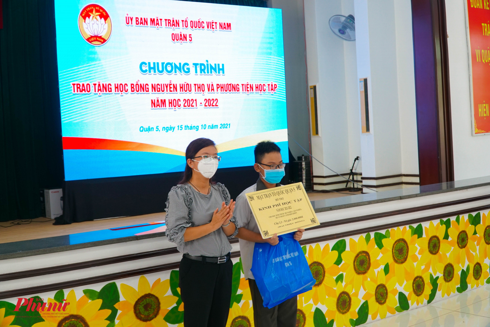 Bà Trương Thị Kim Xuyến - Phó Chủ tịch Ủy ban MTTQ Việt Nam quận 5 trao biểu trưng hỗ trợ kinh phí học tập cho học sinh có hoàn cảnh khó khăn