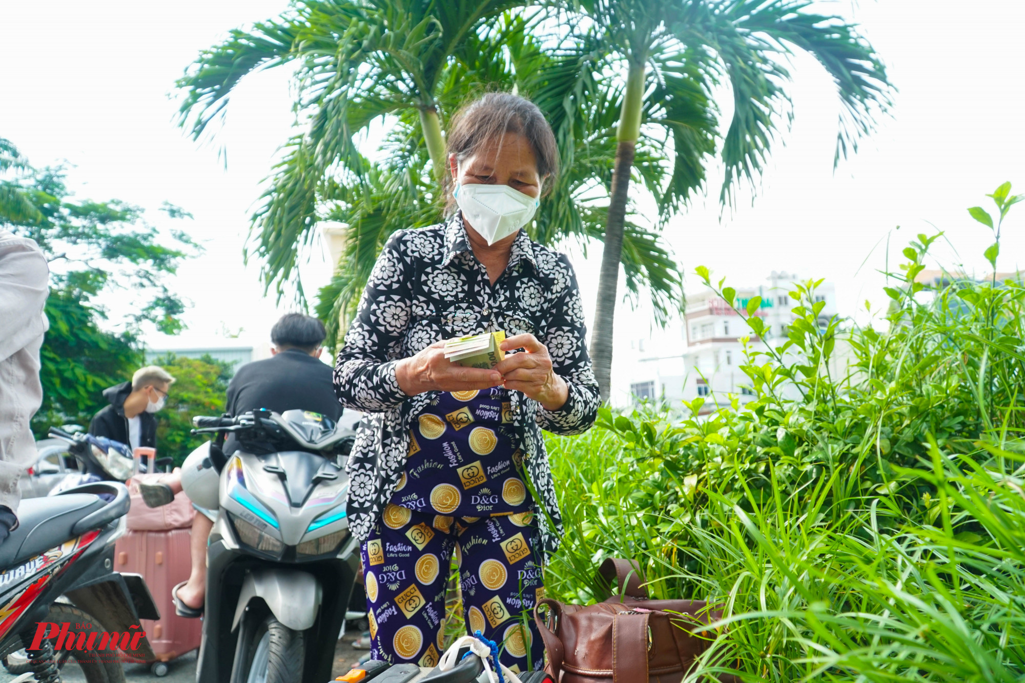 Cô Hoàng Thị Xê chuẩn bị hành lý và kiểm tra lại số tiền còn trong túi trước lời đề nghị cào cantin mua nước vào chỗ mát ngồi nghỉ ngơi