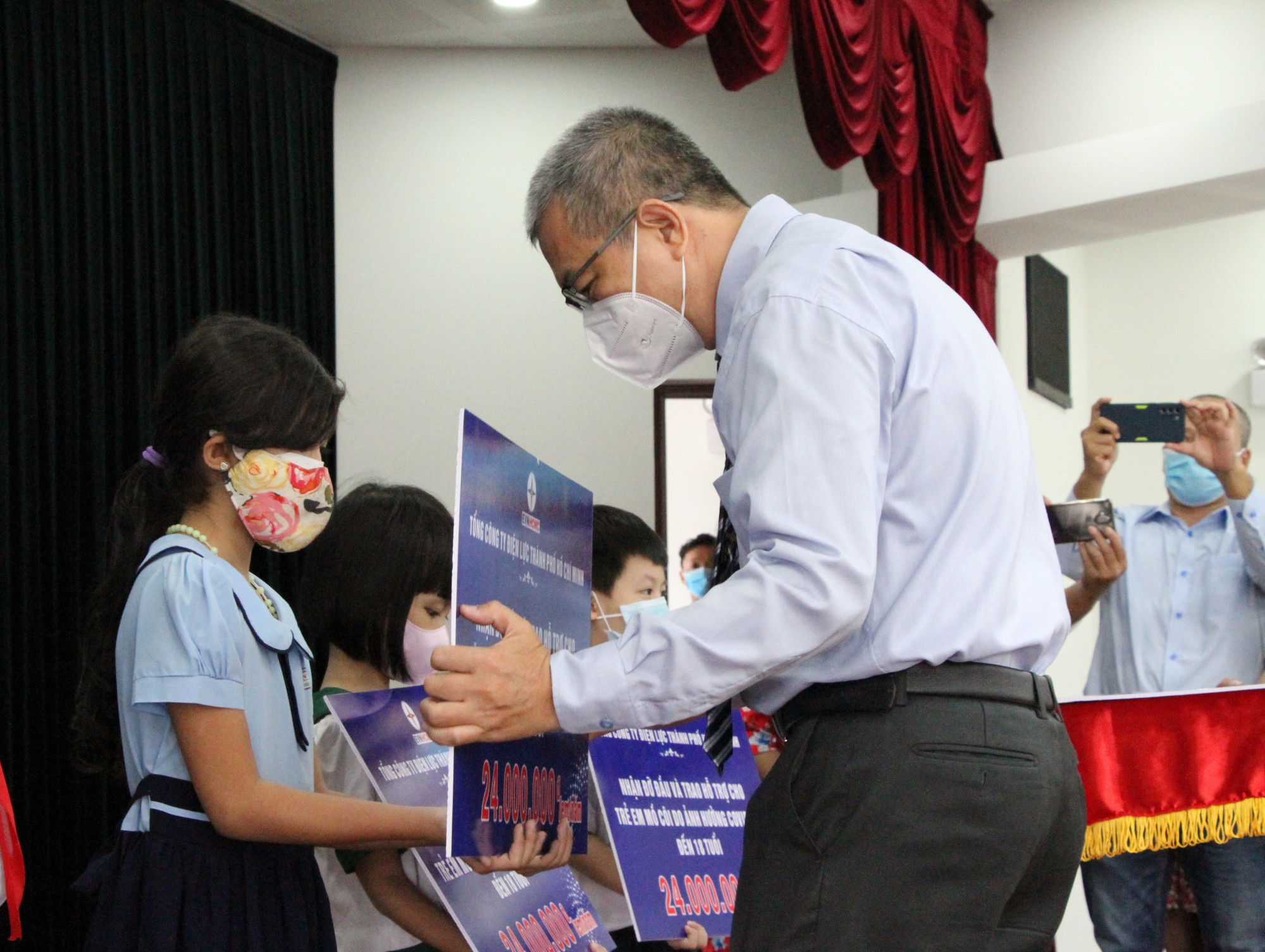 Ông Nguyễn Văn Thanh - Tổng Giám đốc Tổng Công ty Điện lực TP.HCM trao hỗ trợ cho các em mồ côi cha mẹ do COVID -19