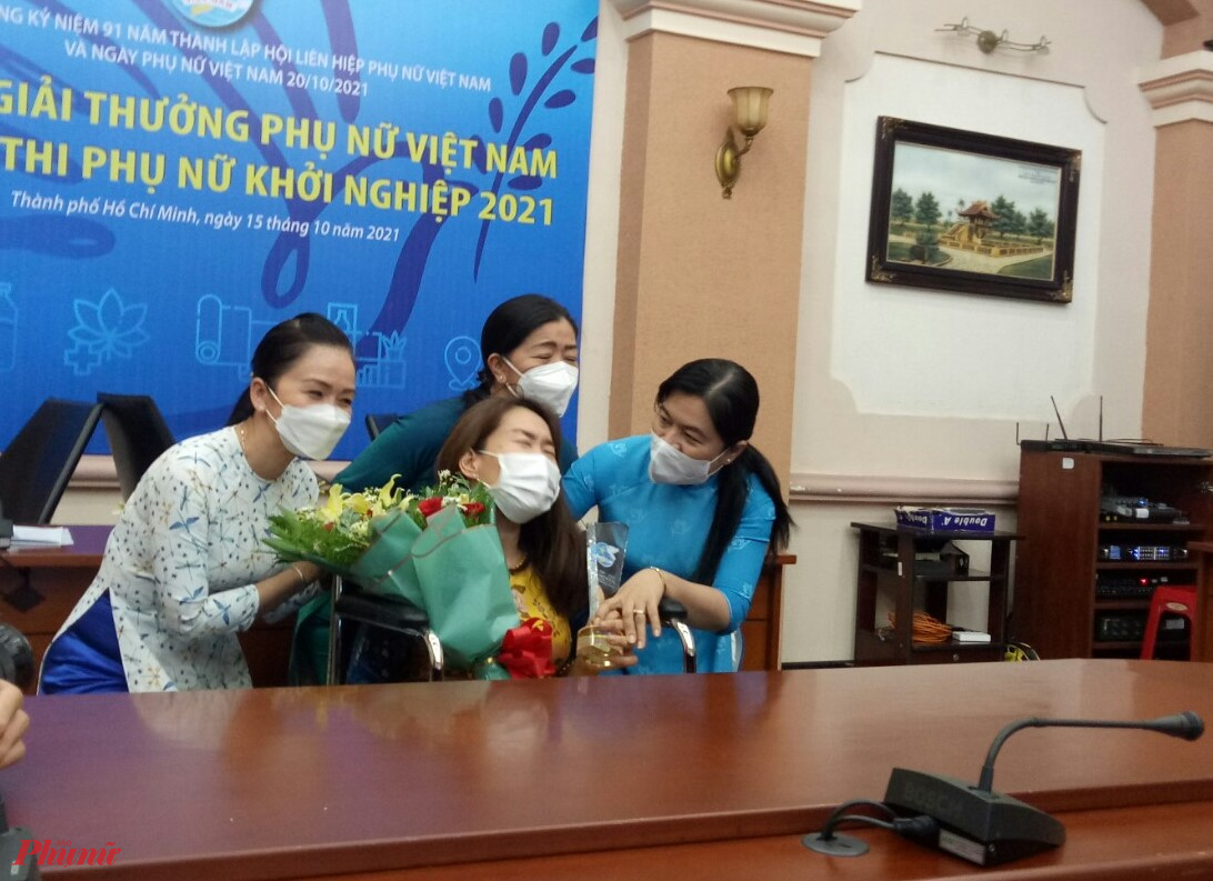Chị Trần Thị Ngọc Hiếu, TPHCM  vinh dự nhận giải thưởng Cuộc thi Phụ nữ khởi nghiệp với dự án Hoa ốc.