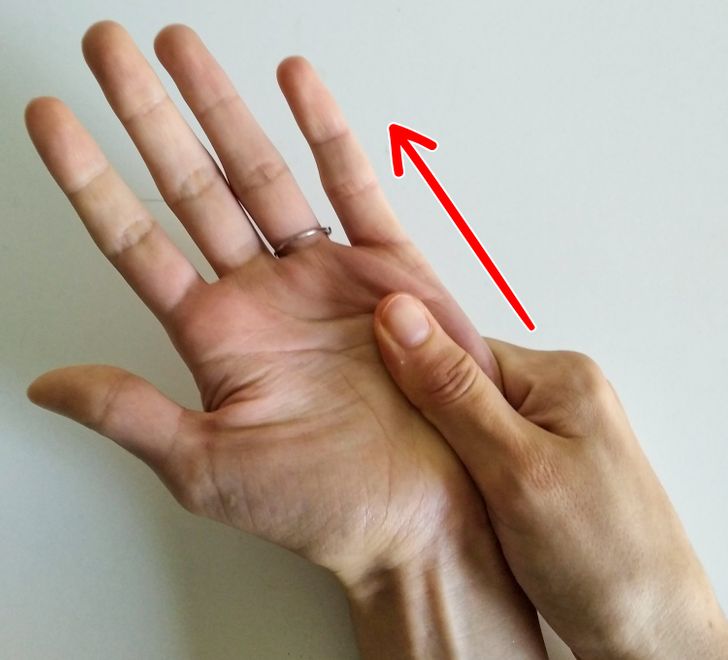 Matxa từ cổ tay đến ngón tay: Điều này sẽ giúp máu lưu thông đến tay của bạn. Dùng ngón tay cái để xoa bóp mạnh bàn tay, bắt đầu từ cổ tay. Lướt ngón tay cái của bạn lên trên lòng bàn tay đến đầu ngón tay bé. Bắt đầu lại từ cổ tay, xoa bóp lòng bàn tay nhưng dừng lại ở gốc các ngón tay khi bạn tiếp thêm sinh lực cho bàn tay. Tiếp tục xoa bóp từ cổ tay lên đến ngón tay và ngón cái, thỉnh thoảng đi lên các ngón tay.