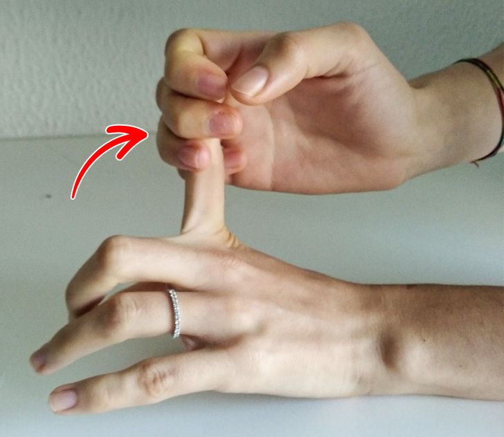Duỗi ngón tay :Điều này có thể giúp giữ cho các ngón tay của bạn linh hoạt và mạnh mẽ . Với bàn tay của bạn ở phía trước của bạn, dứt khoát nhưng nhẹ nhàng kéo từng ngón tay về phía bạn, từng ngón tay một. Bạn sẽ cảm thấy một lực kéo từ ngón tay xuống cánh tay dưới của mình. Trao đổi bàn tay và duỗi các ngón tay của bạn trên mặt khác.