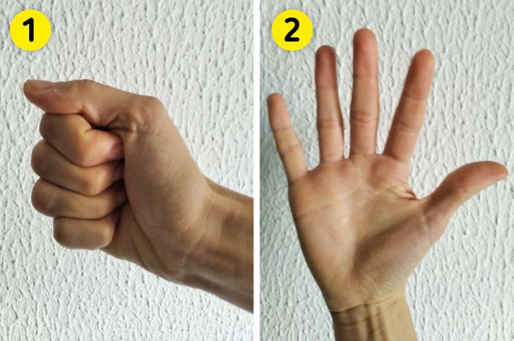 Nắm chặt tay: Bài tập này có thể giúp bạn tăng phạm vi chuyển động của tay. Thực hiện một  nắm đấm với mỗi bàn tay, với ngón tay cái của bạn trên ngón tay của bạn. Giữ nắm tay trong vòng 1 phút trước khi mở bàn tay và dang rộng các ngón tay ra hết mức có thể. Lặp lại tối đa 5 lần một ngày trên mỗi bàn tay.