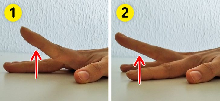 Nâng ngón tay: Điều này giúp  cải thiện phạm vi chuyển động và tính linh hoạt của bạn. Bắt đầu bằng cách đặt tay lên bàn, úp lòng bàn tay xuống và nhấc từng ngón tay lên bắt đầu bằng chỉ số. Cố gắng giữ các ngón tay khác của bạn xuống bàn. Bạn sẽ cảm thấy ngón tay và gân của mình căng ra. Lặp lại động tác này 8-12 lần trên mỗi tay.