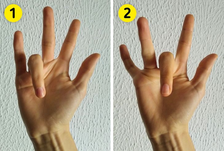 Bẻ cong từng ngón tay: Thực hiện bài tập này có thể củng cố các ngón tay của bạn và giúp chúng linh hoạt. Đưa tay ra trước mặt với lòng bàn tay thẳng đứng và ngón tay cái hướng lên trên. Gập ngón tay út của bạn trong vài giây, cố gắng giữ cho các ngón tay khác của bạn thẳng. Duỗi thẳng ngón tay út của bạn trước khi uốn cong ngón đeo nhẫn trong vài giây. Lặp lại bài tập trên từng ngón tay trên mỗi bàn tay.