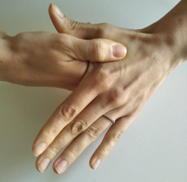 Mát xa ngón tay: Điều này sẽ giúp máu lưu thông đến tay của bạn. Dùng ngón tay cái để xoa bóp mạnh bàn tay, bắt đầu từ cổ tay. Lướt ngón tay cái của bạn lên trên lòng bàn tay đến đầu ngón tay bé. Bắt đầu lại từ cổ tay, xoa bóp lòng bàn tay nhưng dừng lại ở gốc các ngón tay khi bạn tiếp thêm sinh lực cho bàn tay. Tiếp tục xoa bóp từ cổ tay lên đến ngón tay và ngón cái, thỉnh thoảng đi lên các ngón tay.