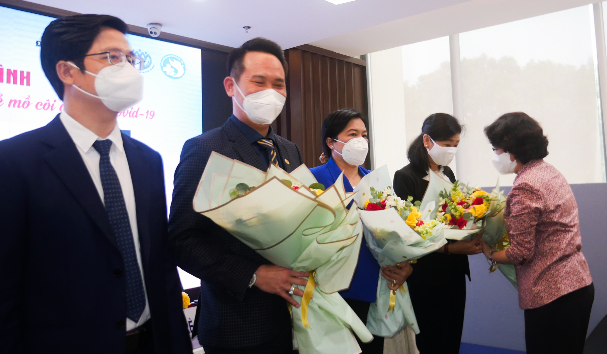Chủ tịch Ủy ban MTTQ Việt Nam TPHCM tặng hoa, tri ân sự góp sức của các đơn vị phối hợp thực hiện chương trình 