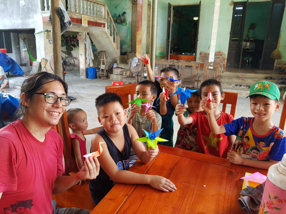 Trong hành trình khám phá giấy dó Việt, James hứng thú khi hướng dẫn trẻ em gấp origami
