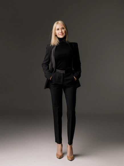 Bạn có thể khoác lên mình áo blazer, quần âu, giày cao gót để trở thành hình mẫu người phụ nữ công sở hiện đại và thành đạt… - Ảnh: Shopee