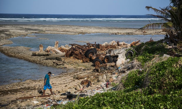 Một người đàn ông đi dọc theo đường bờ biển bị xói mòn ở Jenrok - một trong nhiều nơi trên quần đảo Marshall bị ảnh hưởng bởi nước biển dâng.