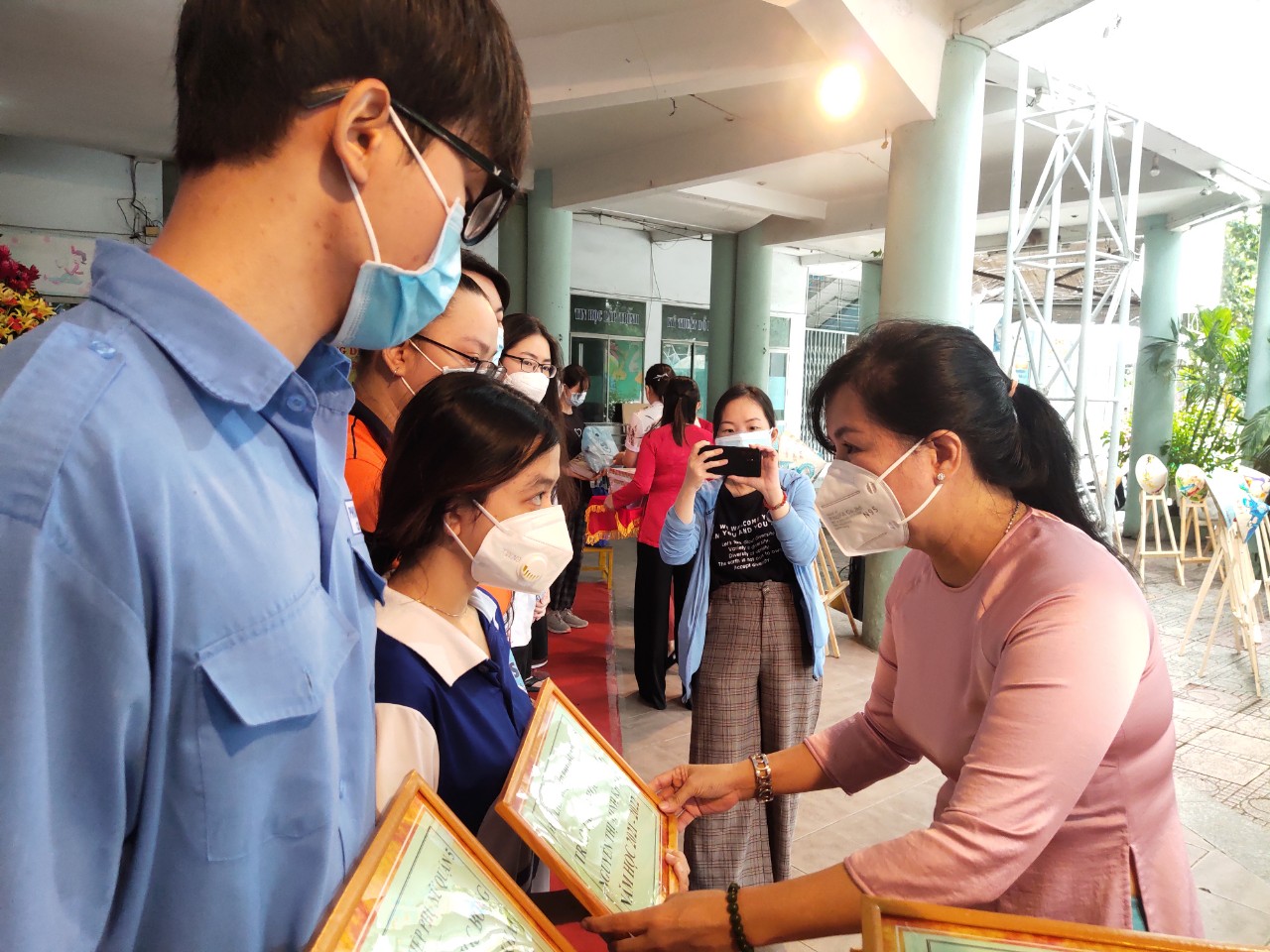 Bà Trần Thị Tuyết Hạnh - Chủ tịch Hội LHPN Q.5 trao học bổng Nguyễn Thị Minh Khai cho 65 học sinh cớ hoàn cảnh khó khăn trên địa bàn