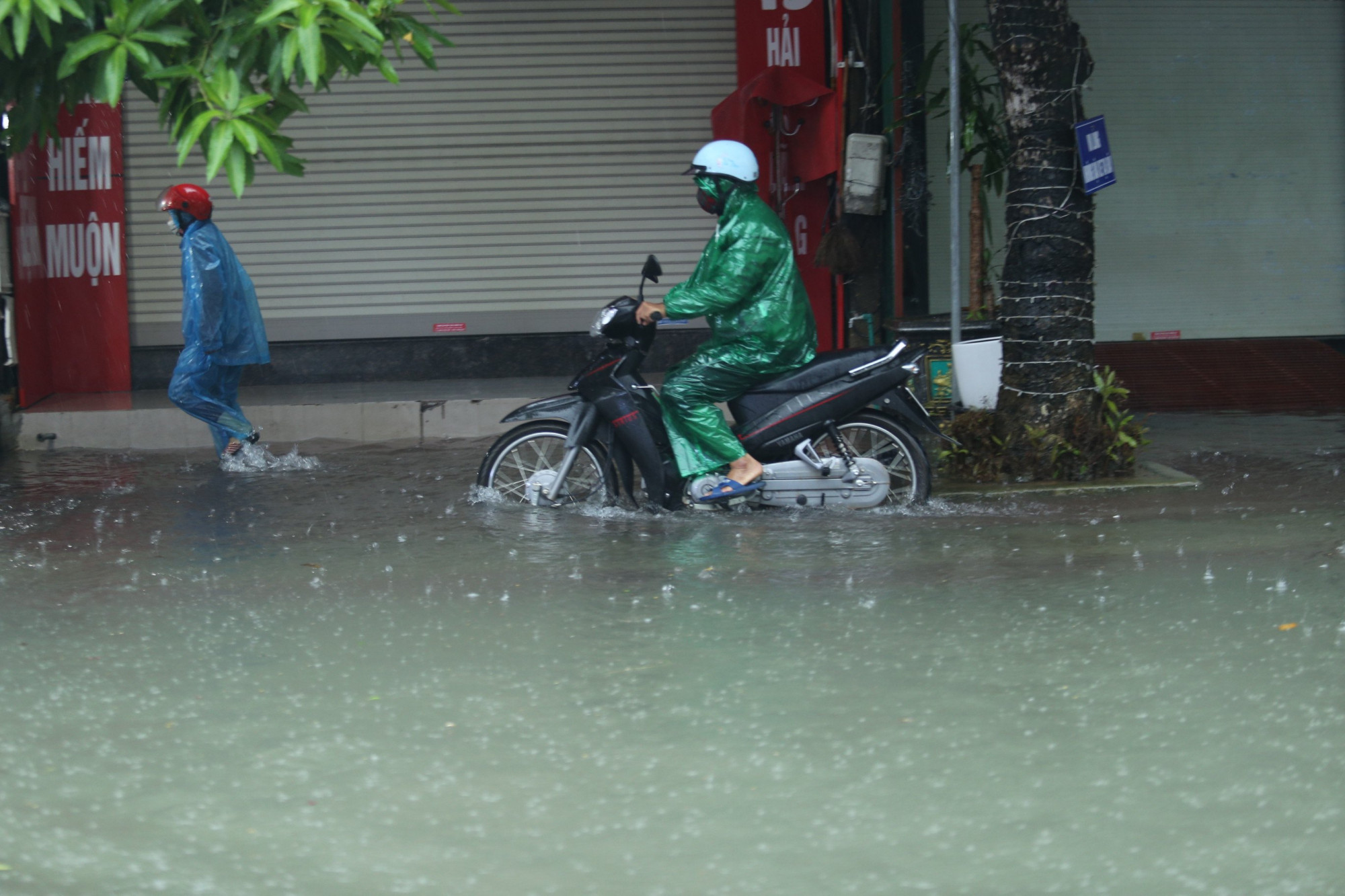 “Đây là trận mưa lớn nhất trên địa bàn kể từ đầu mùa mưa năm nay”, một người dân ở đường Nguyễn Du (TP. Hà Tĩnh) nói. Để tránh bị chết máy, nhiều người chạy xe máy phải leo lên vỉa hè để di chuyển qua tuyến đường bị ngập.