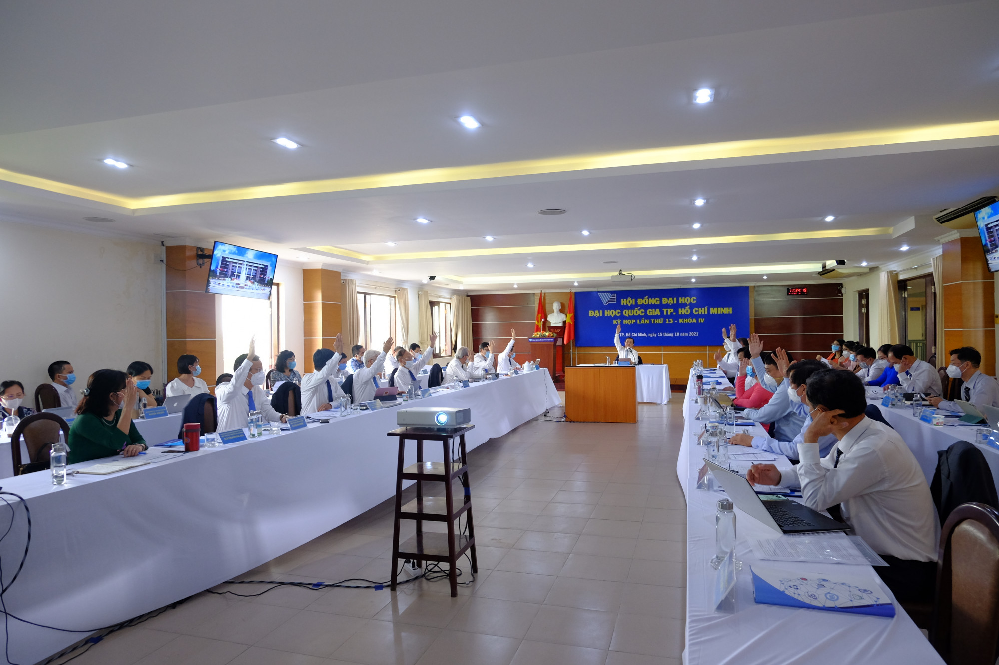 Hội đồng Đại học Quốc gia TPHCM thông qua nhiều quyết sách tại kỳ họp lần 13 khoá IV- Ảnh: Đoàn Châu