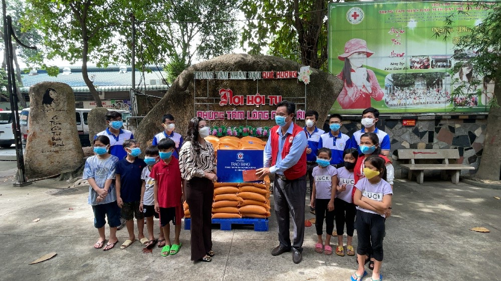 Hơn 200 tấn gạo đã kịp thời đến với người dân khó khăn, sinh viên, người yếu thế… - Ảnh: Quỹ từ thiện Kim Oanh