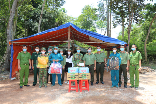 Chưa dừng lại ở đó, bà Kim Oanh cũng đã phối hợp với Công an tỉnh Tây Ninh đến thăm và tặng quà động viên tinh thần lực lượng biên phòng - Ảnh: Quỹ từ thiện Kim Oanh