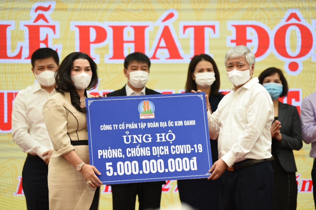 Một trong những lần Tập đoàn địa ốc Kim Oanh ủng hộ quỹ phòng, chống COVID-19 - Ảnh: Quỹ từ thiện Kim Oanh