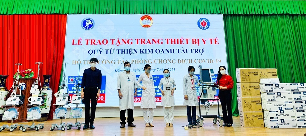 Bà Kim Oanh luôn đích thân đi khảo sát, tìm hiểu và tận tay trao tặng các trang thiết bị, vật tư y tế cho từng bệnh viện - Ảnh: Quỹ từ thiện Kim Oanh