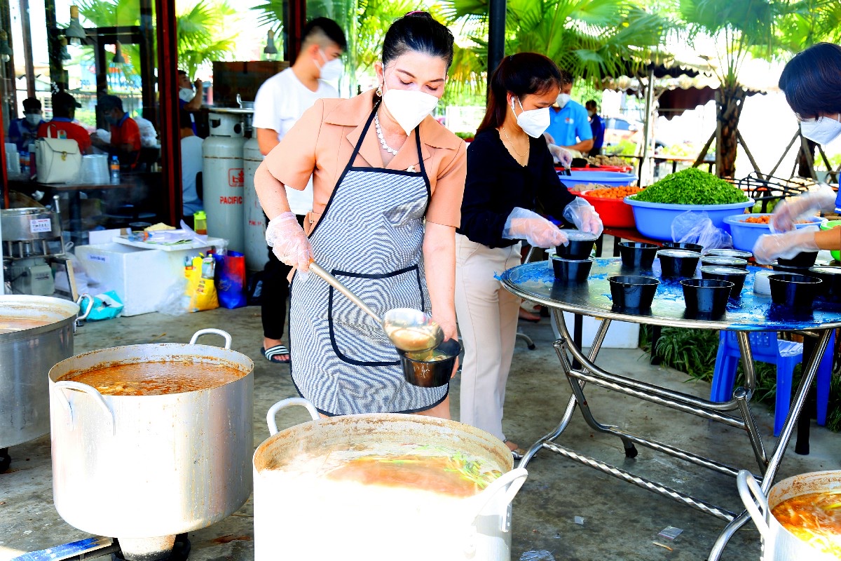 Bà Kim Oanh cùng tình nguyện viên đích thân nấu hàng chục ngàn tô bún bò, bánh canh cho nhân viên y tế - Ảnh: Quỹ từ thiện Kim Oanh