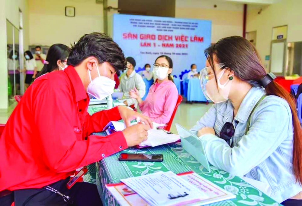 Người lao động tìm việc tại “Sàn giao dịch việc làm lần 1 - năm 2021” do các cơ quan của Q.Tân Bình, TP.HCM tổ chức ngày 15/10 ẢNH: HOÀI AN