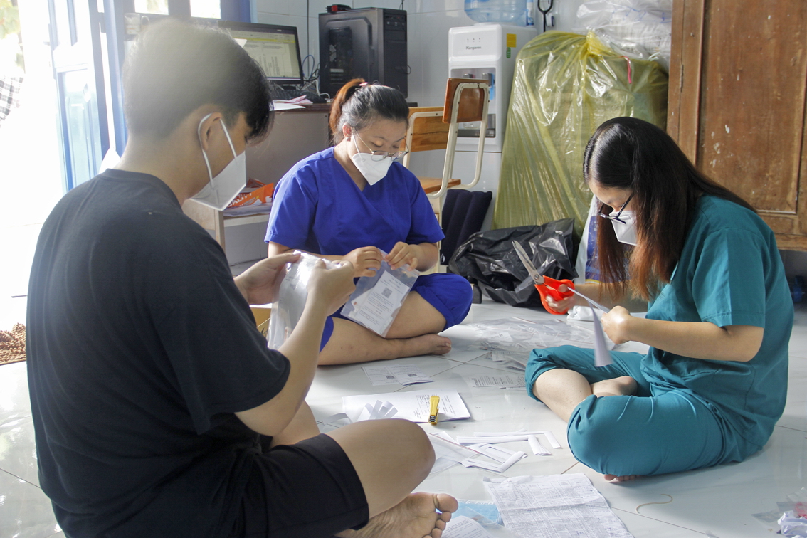 Ngoài những F0 tham gia hỗ trợ miễn phí, có những người cần được trả chi phí để trang trải cuộc sống (trong ảnh:  Nhiều F0 khỏi bệnh đã tham gia vào chương trình “ATM F0 chống dịch” của Hội Doanh nhân trẻ Việt Nam) - Ảnh: Sơn Vinh