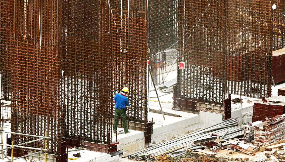 Công nhân nhập cư làm việc tại một công trường xây dựng vào tháng 5/2021 ở Singapore - ẢNH: GETTY IMAGES