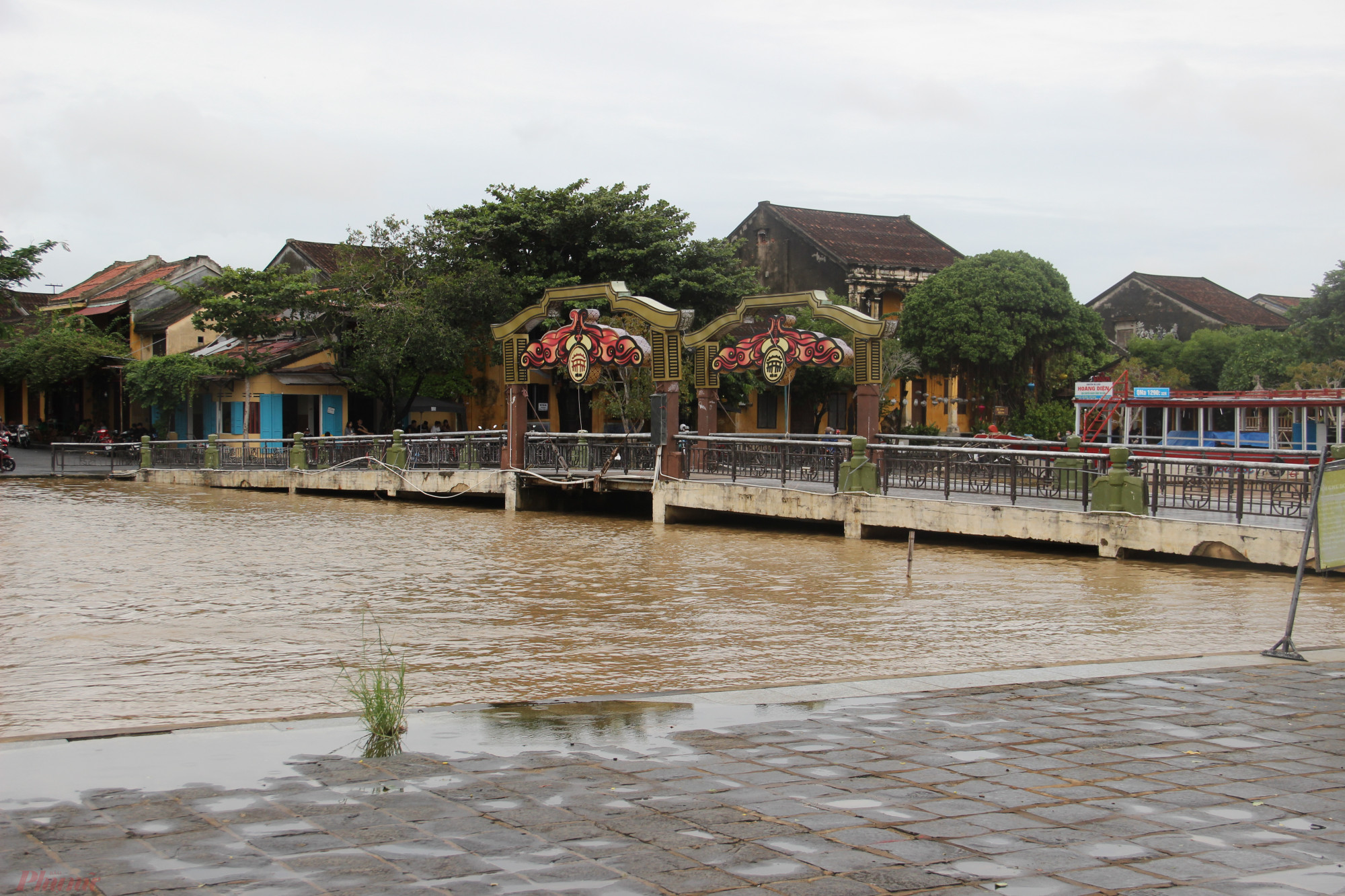 Phố cổ Hội An nằm ở hạ du sông Thu Bồn nên luôn bị ngập sớm nhất khi có mưa lũ hoặc thuỷ điện xả lũ